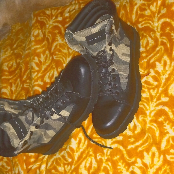 sean john combat boots like new. only worn a few times size 11 - Picture 2 of 3